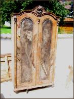 Nussbaumschrank vor der Restauration