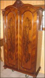 Nussbaumschrank nach der Restauration