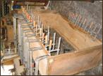 Nussbaumschrank bei der Restauration