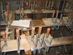 Nussbaumschrank bei der Restauration
