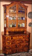 Barockkommode mit Glasaufsatz